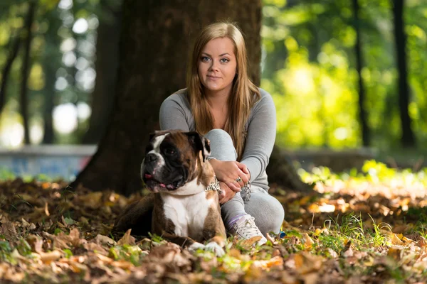Jonge vrouwen met hond — Stockfoto