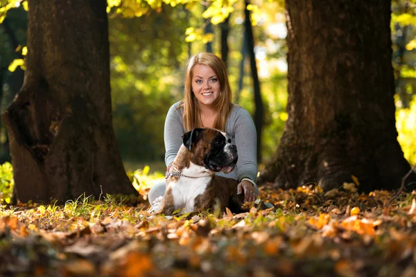 Mulheres segurando cão — Fotografia de Stock