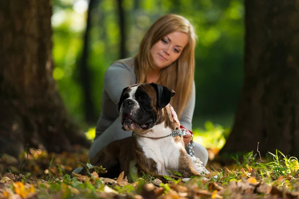 Unga kvinnor med hund — Stockfoto