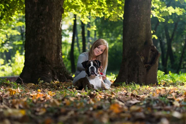 Le donne e il suo pugile tedesco — Foto Stock