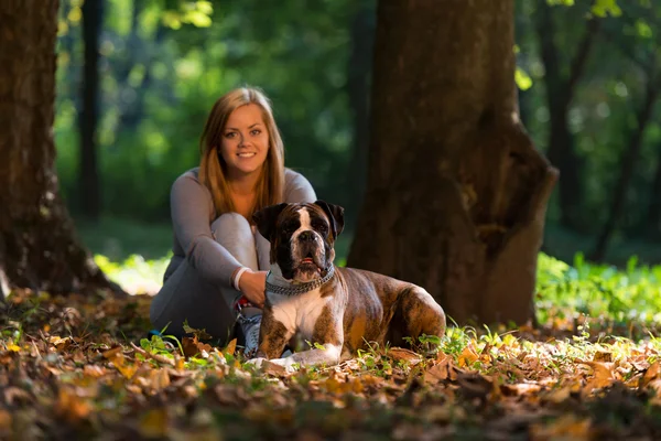 Kvinnor innehar hund — Stockfoto