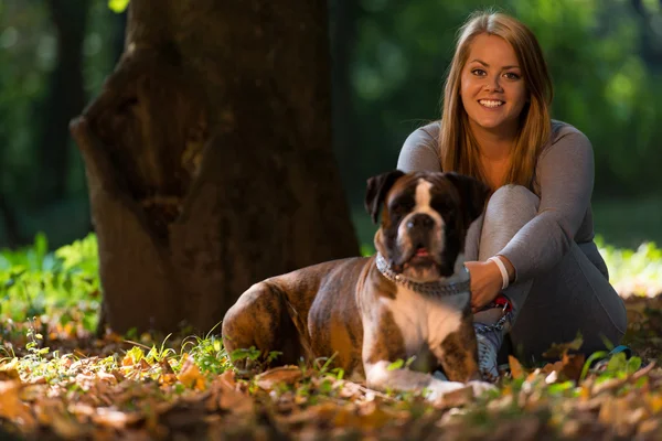 Frauen und Hund im Freien — Stockfoto