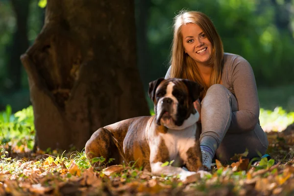 犬を保持する女性 — ストック写真