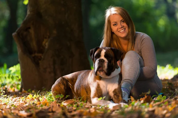 Kvinnor innehar hund — Stockfoto