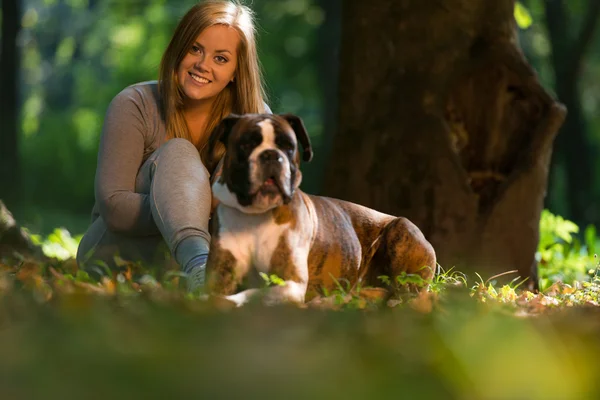 Unga kvinnor med hund — Stockfoto