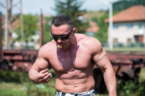 Uomo muscolare mangiare frittelle — Foto Stock