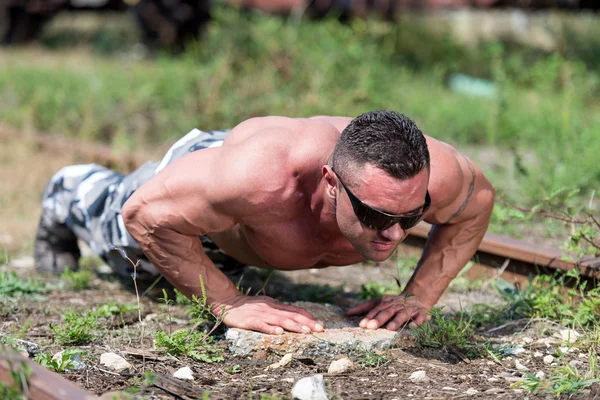 Bodybuilder doet push ups — Stockfoto