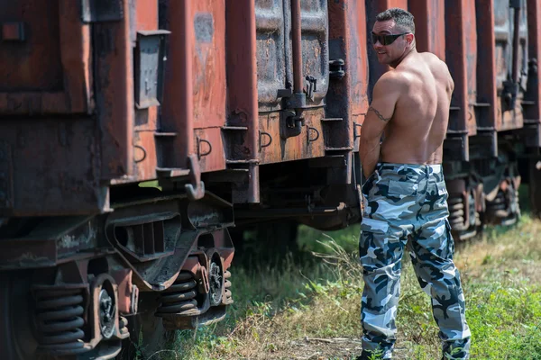 Hombre muscular orinando en el ferrocarril — Foto de Stock