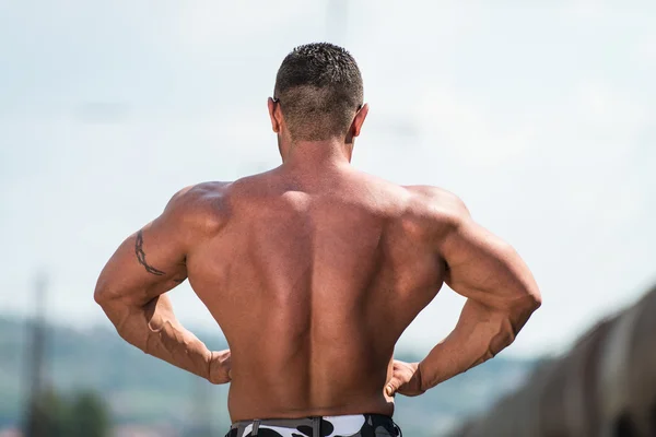 Hombre mostrando su espalda — Foto de Stock