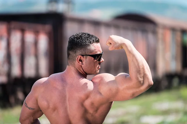 Man idrottsman nen visar biceps — Stockfoto