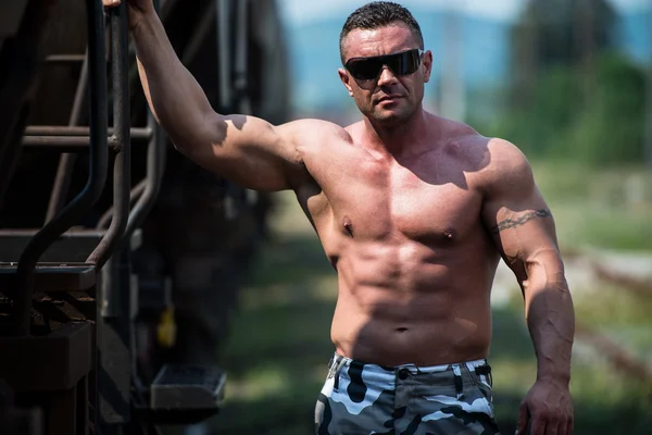 Hombre atleta aferrándose a entrenar — Foto de Stock