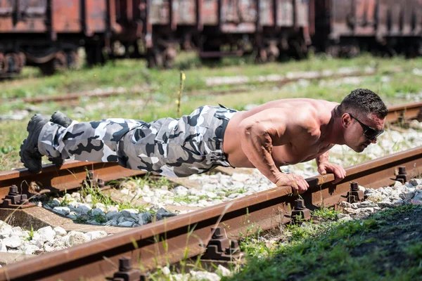 Bodybuilder doet push ups — Stockfoto