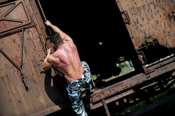 Hombre subiendo una escalera — Foto de Stock