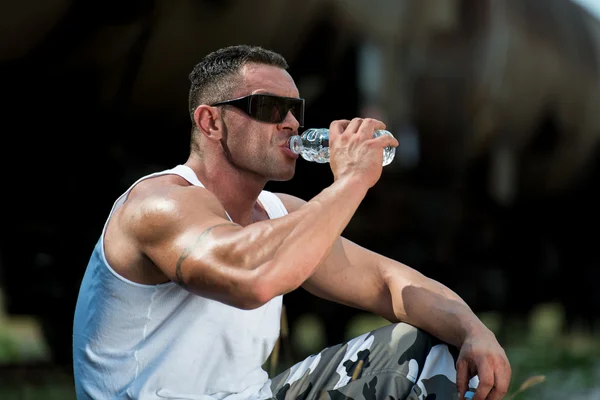 Hombre beber agua después del ejercicio — Foto de Stock