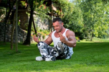 vücut geliştirmeci pratik yoga