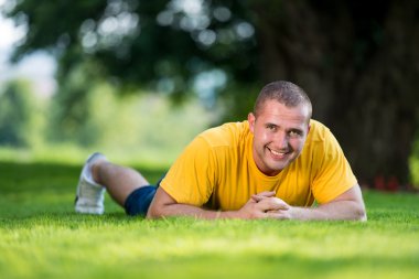 Çayırda istirahat erkekler