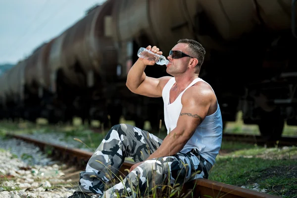 Fitter Mann trinkt Wasser — Stockfoto
