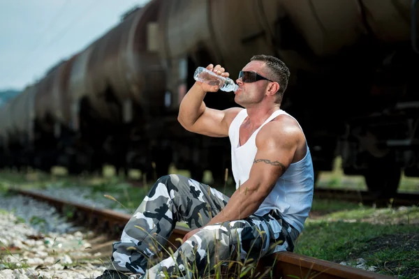 Fit mens drinkwater — Stockfoto