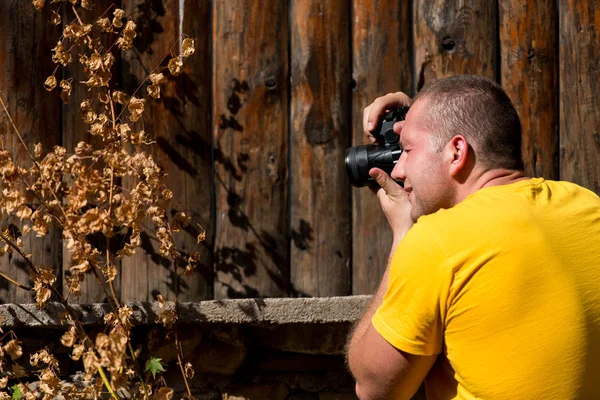 Young Man Taking A Photography With An SLR Camera — Stock Photo, Image