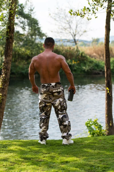 Mann ruht und hält Proteinshake — Stockfoto