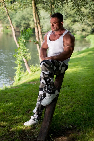 Bodybuilder posiert auf einem Feld — Stockfoto