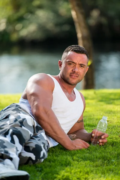 Bodybuilder Holding Water Bottle — Stock Photo, Image