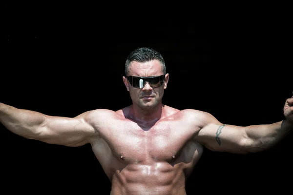 Muscular hombre la captura de un tren — Foto de Stock