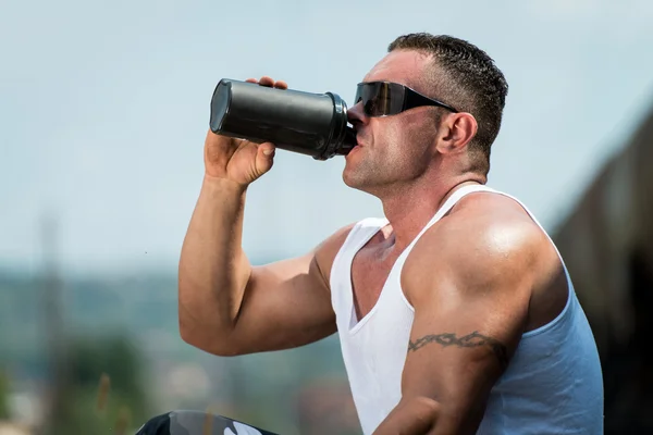 Bodybuilder met eiwit shake — Stockfoto