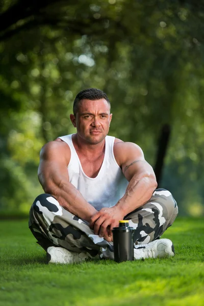 Bodybuilder Resting In Nature — Stock Photo, Image