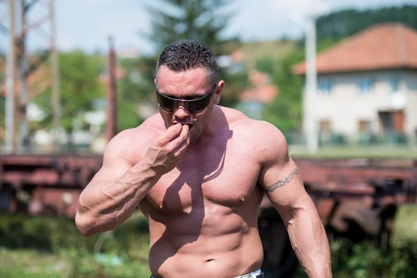 Homem muscular comendo panquecas — Fotografia de Stock