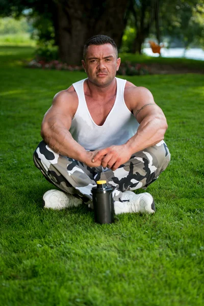 Bodybuilder Resting In Nature — Stock Photo, Image