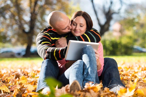 Hermosa pareja joven usando tableta digital —  Fotos de Stock