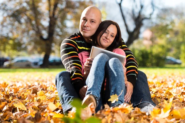 Couple Using Tablet Pc In Park — Stock Photo, Image