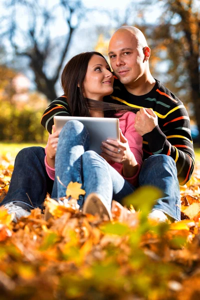 Šťastný Kavkazský pár s digitálním tabletu — Stock fotografie