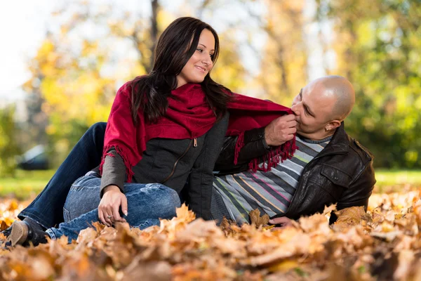 公園で一緒に座って魅力的なカップル — ストック写真