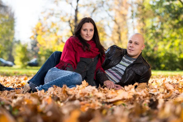 Retratos de pareja de otoño —  Fotos de Stock