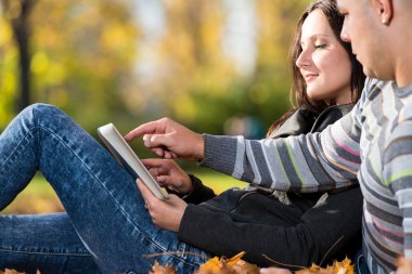tablet bilgisayar kullanılarak Çift