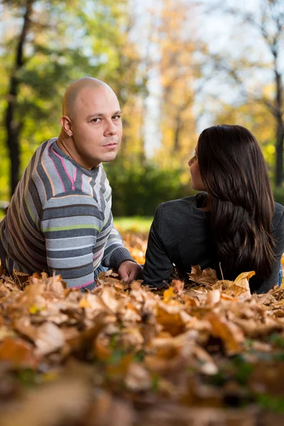 Young Happy Couple Outdoors View From Behind — Stock Photo, Image