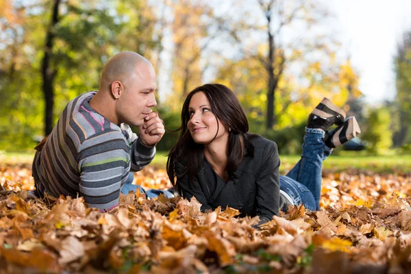 Romantický pár v parku — Stock fotografie