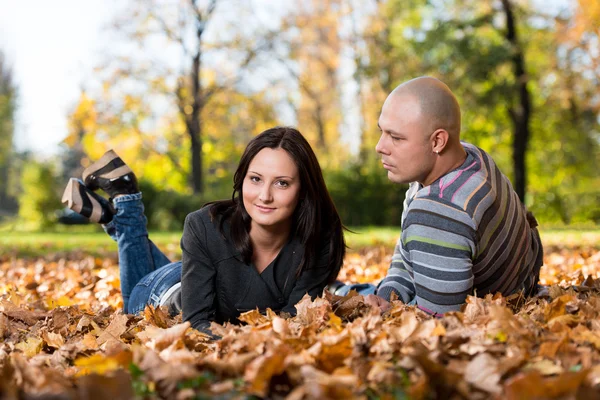 Paar sitzt im Herbst zusammen im Wald — Stockfoto