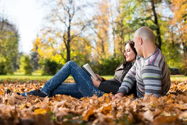 Beautiful Young Couple Using Digital Tablet — Stock Photo, Image