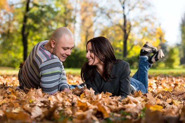 Pár spolu leží v parku — Stock fotografie