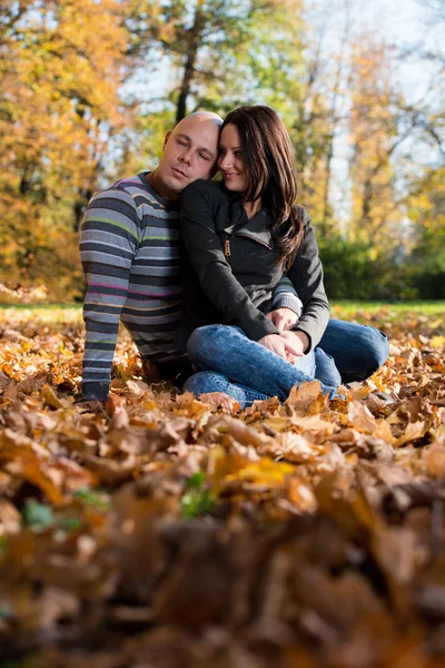 Casal desfrutando no belo dia de outono — Fotografia de Stock