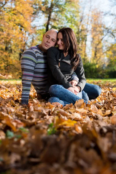 Coppia godendo nella bella giornata d'autunno — Foto Stock