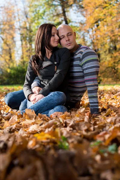 Romantic Couple In A Park — Stock Photo, Image