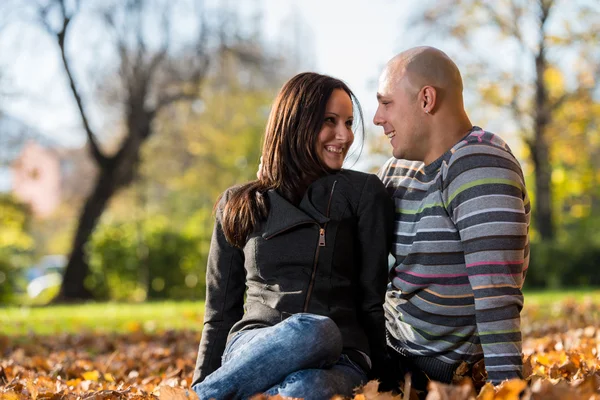 Coppia sdraiata insieme al parco — Foto Stock