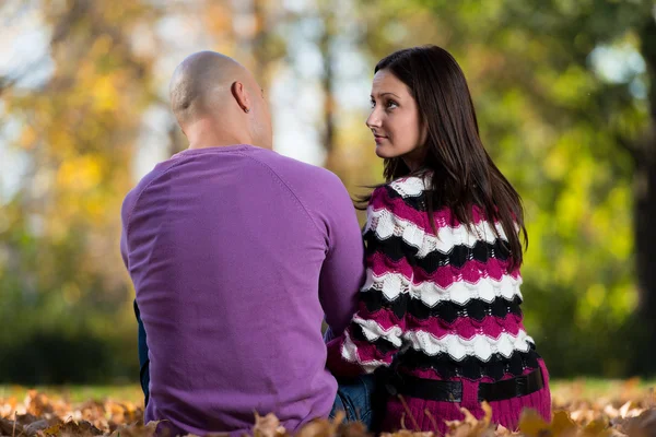 Coppia romantica in un parco — Foto Stock