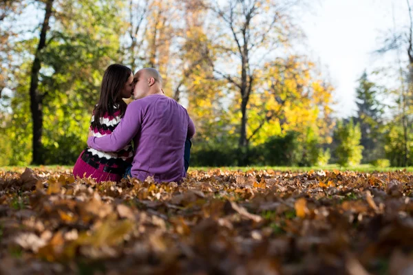 Romantic Couple In A Park — Stock Photo, Image