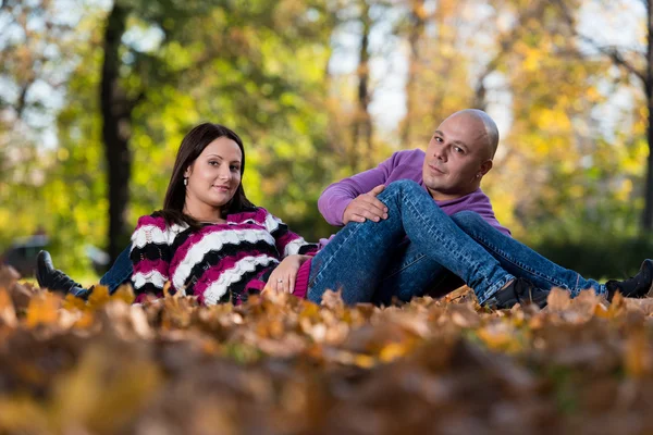 Hermosa pareja en el parque — Foto de Stock