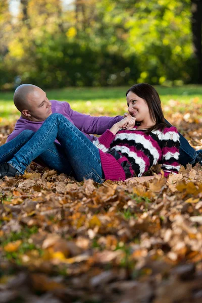 Romantický pár v parku — Stock fotografie
